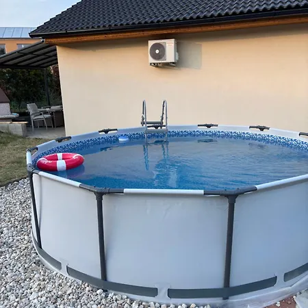 Tiny House, Renowned Location, 20 Minutes From Prague Ferienhaus