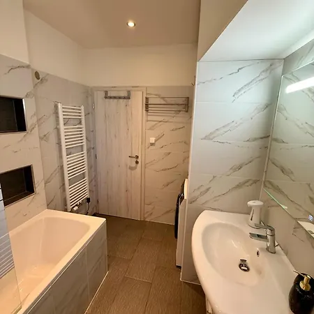 Tiny House, Renowned Location, 20 Minutes From Prague Ferienhaus *