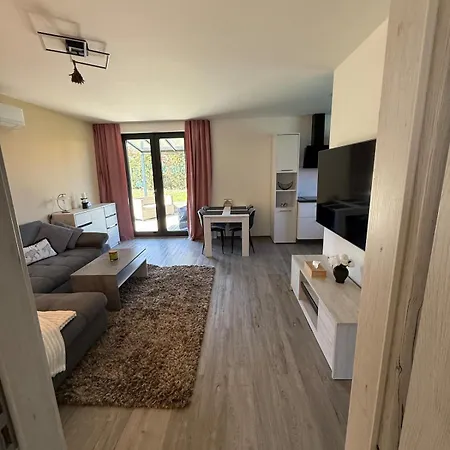 Tiny House, Renowned Location, 20 Minutes From Prague Ferienhaus *